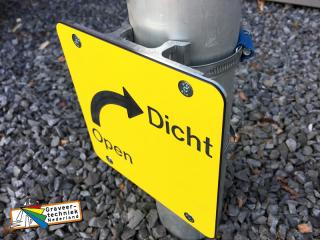 Borden met klembeugels voor een paal